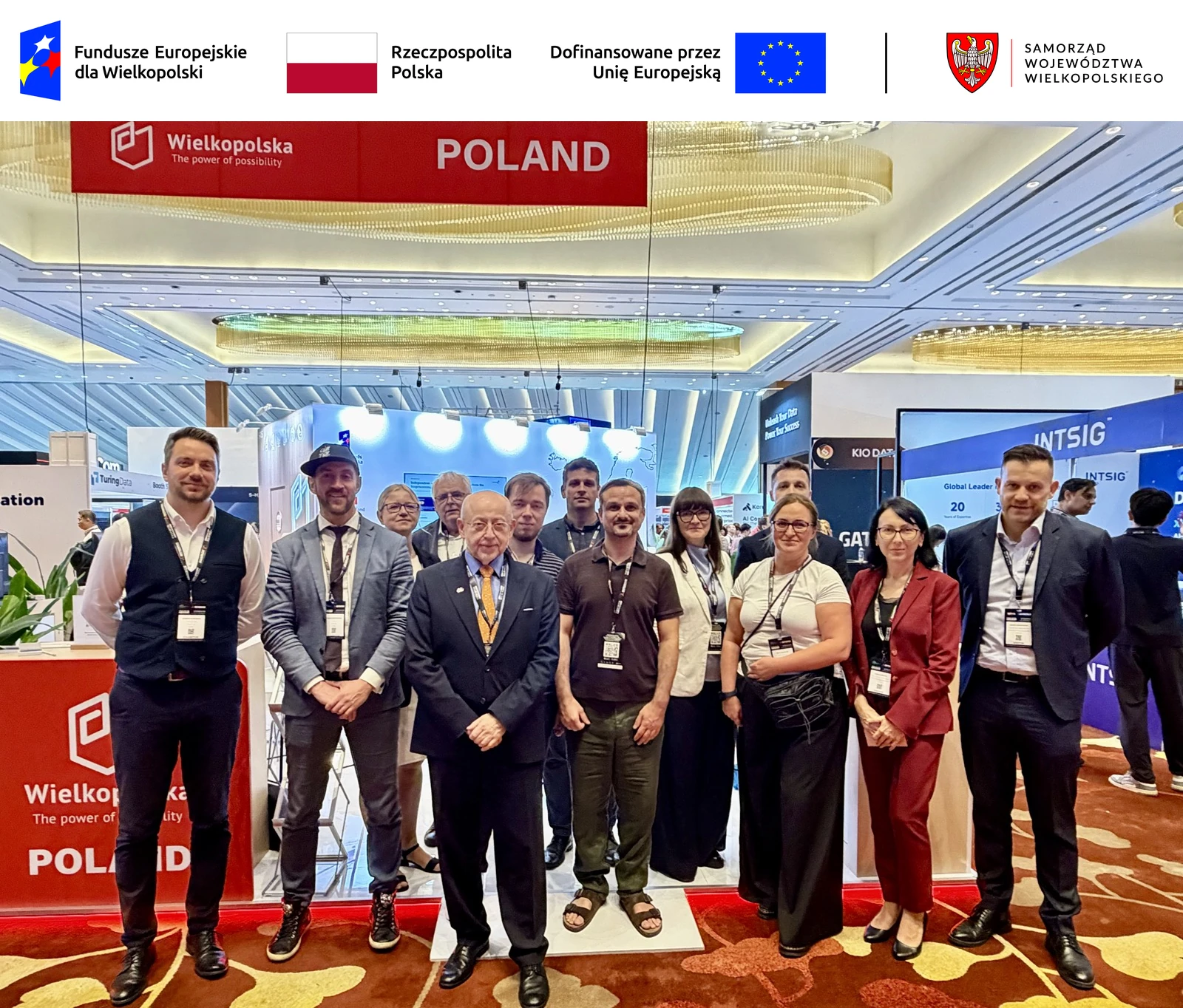 مشاركون في Tech Week Singapore 2026 في جناح Wielkopolska مع شعارات الصناديق الأوروبية وجمهورية بولندا والاتحاد الأوروبي وحكومة إقليم Wielkopolska